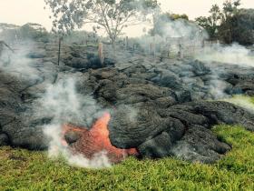 LAVA DE VULCÃO NO HAVAI A MENOS DE 100 METROS DE HABITAÇÕES