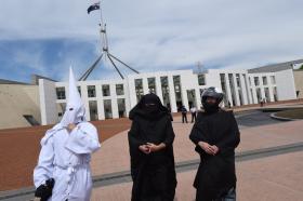 GRUPO VESTIDO COMO A KU KLUX KLAN PEDE PROIBIÇÃO DA BURCA AO PARLAMENTO AUSTRALIANO