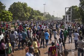 CERCA DE 30 MORTOS E 100 FERIDOS NOS TUMULTOS DE 5.ª FEIRA NO BURKINA FASO