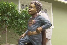 Estátua memorial de Jeffrey Baldwin revelada em Leslieville, 18 de outubro de 2014. CityNews