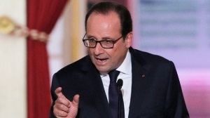 O presidente francês, François Hollande, responde aos jornalistas, no Palácio do Eliseu - dia 18 de setembro de 2014. (AP Photo / Christophe Ena)