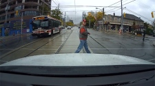 Um condutor de autocarro da TTC é apanhado por uma câmara a passar um sinal vermelho, num vídeo de câmara postado no YouTube