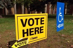 Um sinal direciona as pessoas para uma localização durante a votação antecipada para a eleição municipal de Toronto - 19 de outubro de 2014. CityNews / Cynthia Mulligan