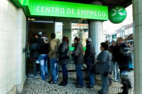 TAXA DE DESEMPREGO CAI PARA 13,1% NO 3.º TRIMESTRE – INE