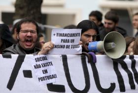 UNIVERSITÁRIOS CONTRA GOVERNO EM PROTESTO JUNTO DO PARLAMENTO