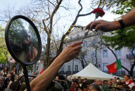 LIVRO SOBRE 40 ANOS DA “REVOLUÇÃO DOS CRAVOS” LANÇADO EM FRANÇA