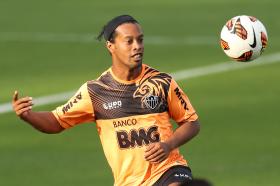 KABUSCORP NEGOCEIA TRANSFERÊNCIA DE RONALDINHO GAÚCHO PARA O FUTEBOL ANGOLANO