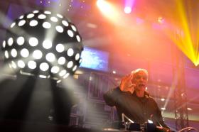 COMPOSITOR GIORGIO MORODER REGRESSA COM NOVO DISCO, AOS 74 ANOS