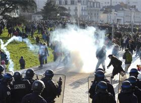 SEIS FERIDOS EM CONFRONTOS EM FRANÇA DURANTE MANIFESTAÇÃO CONTRA A VIOLÊNCIA