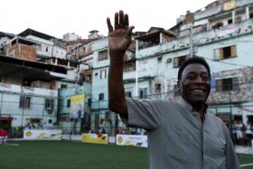 PELÉ RECEBE ALTA DO HOSPITAL ONDE FOI OPERADO A CÁLCULOS RENAIS