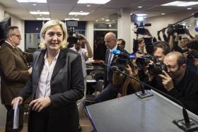 MANIFESTAÇÃO CONTRA FRENTE NACIONAL EM FRANÇA ACABA EM VIOLÊNCIA