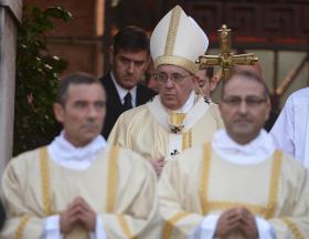 PAPA FRANCISCO APELA NA MISSA DE TODOS OS SANTOS AO FIM DA GUERRA