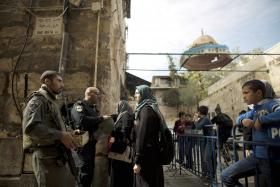 POLÍCIA ISRAELITA BLOQUEIA ACESSO DE JUDEUS À ESPLANADA DAS MESQUITAS APÓS DISTÚRBIOS