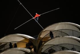 FUNÂMBULO NIK WALLENDA BATE RECORDES AO CAMINHAR ENTRE ARRANHA-CÉUS DE CHICAGO