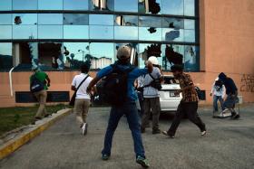 ESTUDANTES ATACAM GOVERNO EM PROTESTO CONTRA DESAPARECIMENTO DE COLEGAS NO MÉXICO