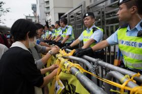 HONG KONG: ESTUDANTES NÃO OFERECEM RESISTÊNCIA ÀS OPERAÇÕES DE ‘LIMPEZA’ DA POLÍCIA