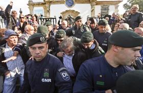 PROTESTO CONTRA A SAÍDA DO PADRE EM CANELAS OBRIGA A INTERVENÇÃO POLICIAL