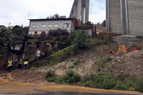 DESLIZAMENTO DE TERRAS BLOQUEOU TRÂNSITO NA ESTRADA DA BEIRA E CAUSOU ACIDENTE