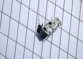 BOMBEIROS RESGATAM DOIS HOMENS QUE LAVAVAM JANELAS NO NOVO WORLD TRADE CENTRE