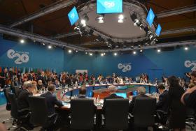 DIRIGENTES DO G20 COMPROMETEM-SE A ERRADICAR EPIDEMIA DE ÉBOLA