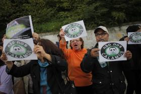 MEIA CENTENA DE EX-TRABALHADORES DA MOVIFLOR EM PROTESTO NA BOBADELA