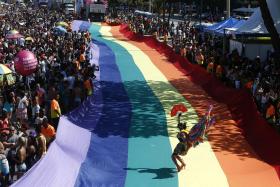 MILHARES DE BRASILEIROS PARTICIPARAM EM MARCHA PELOS DIREITOS DOS HOMOSSEXUAIS