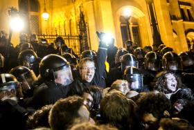 MILHARES MANIFESTAM-SE EM BUDAPESTE CONTRA GOVERNO DE VIKTOR ORBAN