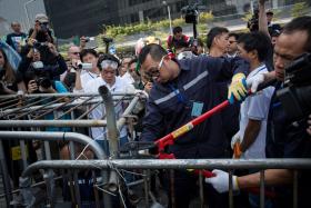 MANIFESTANTES E POLÍCIA ENTRAM EM CONFRONTO VIOLENTO EM HONG KONG