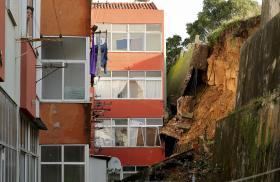 MAIORIA DOS MORADORES DE PRÉDIOS AFETADOS POR DERROCADA NO CACÉM PODE VOLTAR A CASA