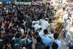 HONG KONG: AUTORIDADES REMOVEM MAIS BARRICADAS SEM RESISTÊNCIA DOS MANIFESTANTES