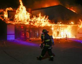 MANIFESTANTES INCENDEIAM MAIS DE UMA DEZENA DE EDIFÍCIOS EM FERGUSON (EUA)