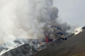 ERUPÇÃO VULCÂNICA NO FOGO VOLTA A GANHAR FORÇA E AMEAÇA POVOAÇÃO