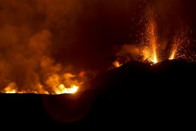 LAVA DO VULCÃO DO FOGO OBRIGA CENTRO DE OPERAÇÕES DE SEGURANÇA A MUDAR DE LOCAL