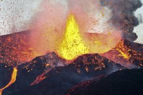 POVOAÇÃO DE PORTELA, NO FOGO, AINDA ILESA DA LAVA EXPELIDA PELO VULCÃO