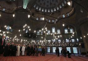 PAPA RECEBIDO NA MESQUITA AZUL DE ISTAMBUL NO SEGUNDO DIA DE VISITA À TURQUIA