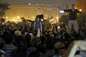 UM MORTO EM CONFRONTOS ENTRE POLÍCIA E MANIFESTANTES ANTI-MUBARAK NO CAIRO