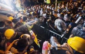 CENTENAS DE MANIFESTANTES PRÓ-DEMOCRACIA ENFRENTAM A POLÍCIA EM HONG KONG