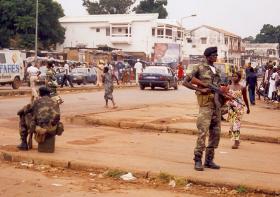 MILITARES GUINEENSES LIMPAM RUAS E MERCADOS PARA ASSINALAR 50 ANOS DA INSTITUIÇÃO