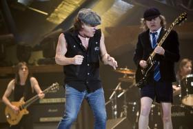 RETIRADA ACUSAÇÃO CONTRA BATERISTA DOS AC/DC