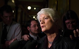 Liz Sandals fala aos Media na legislatura do Ontário, em Toronto. Foto de arquivo. (The Canadian Press / Chris Young)