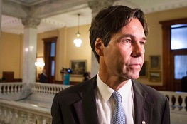 O ministro da Saúde do Ontário, Eric Hoskins, no Queens Park, em Toronto. Foto de arquivo. (The Canadian Press / Chris Young)