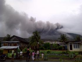 ERUPÇÃO VULCÂNICA OBRIGA A ENCERRAMENTO DE AEROPORTO NO LESTE DA INDONÉSIA