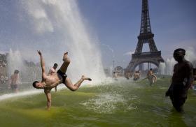 16 DE AGOSTO DE 2050: 40 GRAUS EM PARIS E TEMPESTADES VIOLENTAS NO RESTO DA FRANÇA