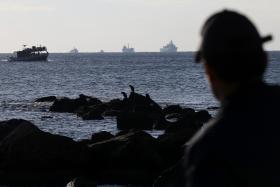 GUARDA COSTEIRA GREGA TENTA RESGATAR NAVIO QUE TERÁ A BORDO CENTENAS DE IMIGRANTES