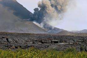 LAVA DO VULCÃO DO FOGO ULTRAPASSOU PORTELA E COMEÇOU A ATINGIR BANGAEIRA