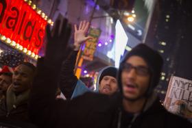 TERCEIRA NOITE DE PROTESTOS CONSECUTIVOS NOS EUA CONTRA A VIOLÊNCIA DA POLÍCIA