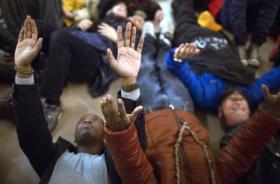 CENTENAS DE PESSOAS CONCENTRAM-SE EM CENTRO COMERCIAL NOS EUA EM PROTESTO CONTRA VIOLÊNCIA POLICIAL