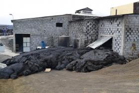 LAVA DO VULCÃO DO FOGO DESTRÓI ADEGA DE VINHO E CORTA ESTRADA EM CHÃ DAS CALDEIRAS