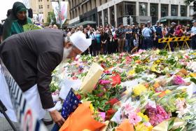 MILHARES DE PESSOAS HOMENAGEIAM VÍTIMAS DE SEQUESTRO EM EM SYDNEY