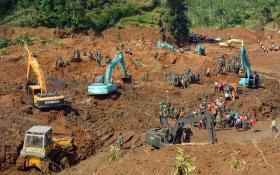 SOBE PARA 64 NÚMERO DE MORTES EM DESLIZAMENTO DE TERRAS NA INDONÉSIA